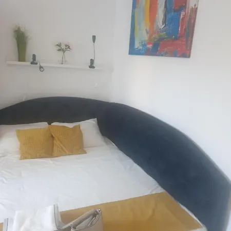 Apartment Yellow - Piata Victoriei Bucharest