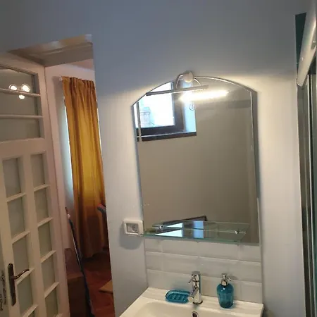 Yellow - Piata Victoriei * Bukarest