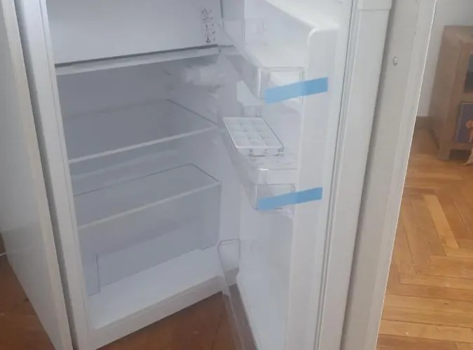 Yellow - Piata Victoriei *